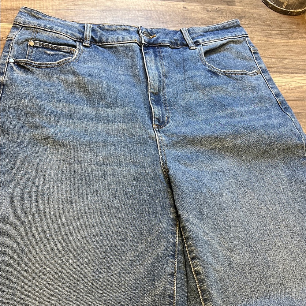 Well Worn Wide-Leg High-Rise Jeans in Medium Blue - Picture 5 of 8